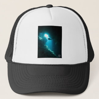 Klare blaue Höhle und Fische Truckerkappe