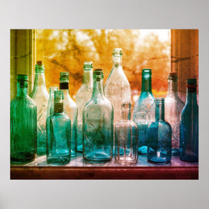 Klare blaue und grüne Glasflaschen in der Fensterw Poster