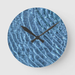 Klare blaue Wasserflecken Runde Wanduhr