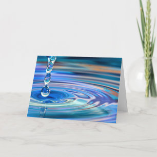 Klare blaue Wassertropfen blühen Karte