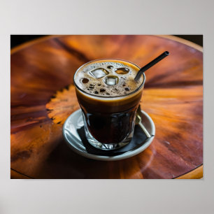 Klares Glas aus Eis Americano auf Holztisch Poster