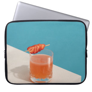 Klares Trinkglas mit brauner Flüssigkeit Laptopschutzhülle