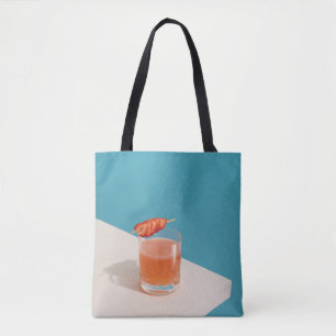 Klares Trinkglas mit brauner Flüssigkeit Tasche