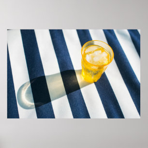 Klares Trinkglas mit gelber Flüssigkeit Poster