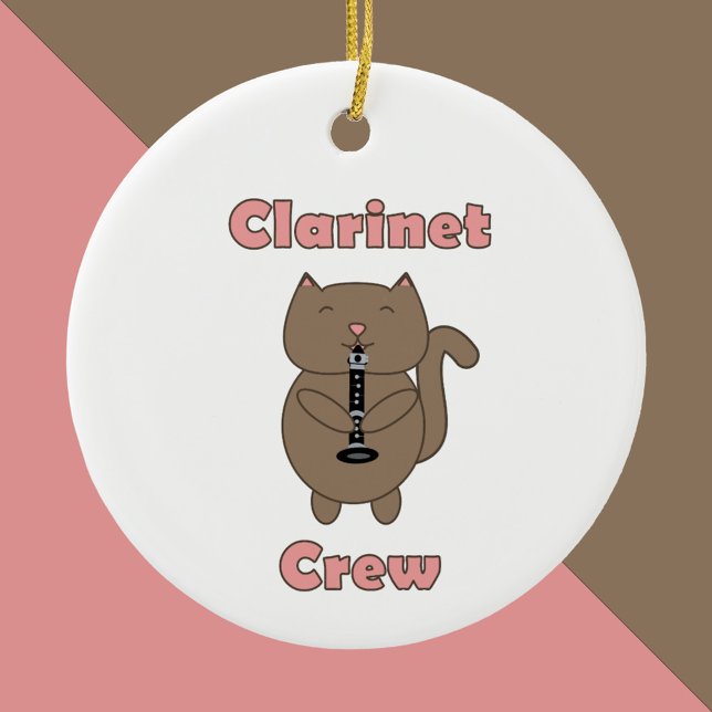 Klarinette Crew Katze Niedlich braun rosa Keramik Ornament (An ornament featuring a cat playing the clarinet and the words clarinet crew in pink.)