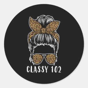 Klasse 102 Messy Bun Leopard Runder Aufkleber