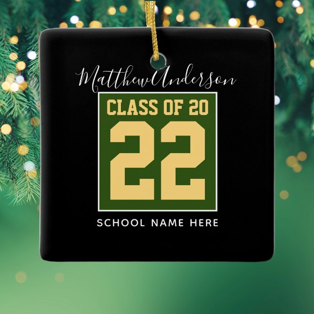 Klasse 2023 Moderner Green Black & Gold Abschluss Keramikornament (Von Creator hochgeladen)