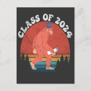 Klasse 2024 Lustiger Abschluss Bigfoot Retro-Gesch Ankündigungspostkarte