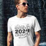 Klasse 2024 mit Namen T-Shirt<br><div class="desc">Mit diesem Zazzle-T - Shirt "Class of 2024" machen Sie sich bereit, ein stilvolles Statement abzugeben! Dieses Tee, das zur Feier Ihrer akademischen Reise konzipiert wurde, ist ein Muss für alle zukunftsweisenden Absolventen und ist ideal, um Ihren Klassenstolz auf all Ihre Abenteuer in der Oberstufe oder Uni zu zeigen</div>