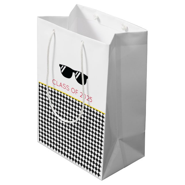 Klasse 2025 Abschluss Sonnenbrille Schachbrett Spa Mittlere Geschenktüte (Rückseite Schrägansicht)