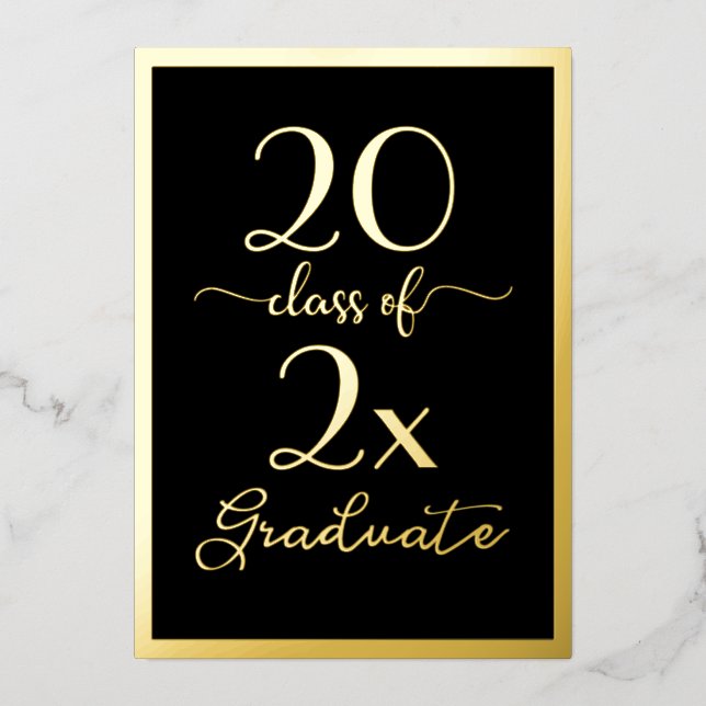 Klasse 2025 Graduate Chic Black Gold Script Folieneinladung (Vorderseite)