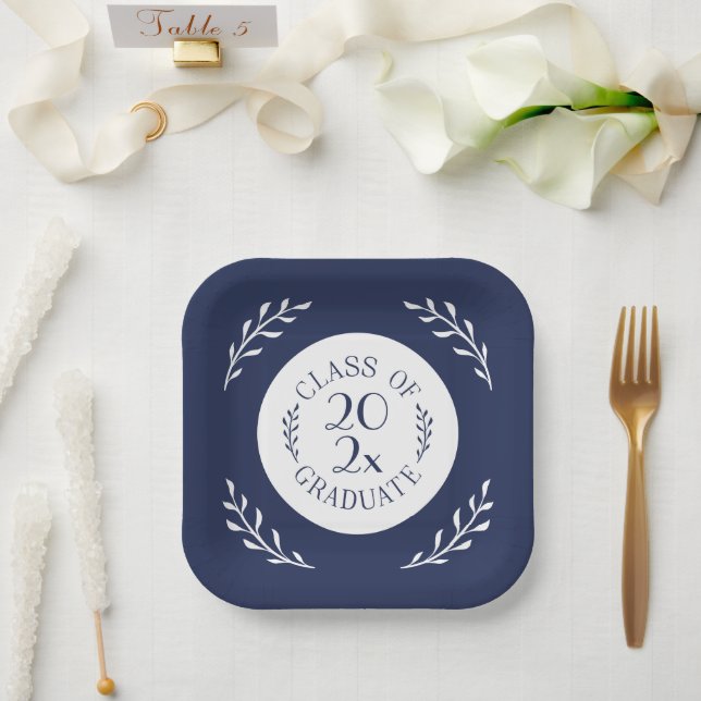 Klasse 2025 Graduate Chic Navy White Botanical Pappteller (Hochzeit)