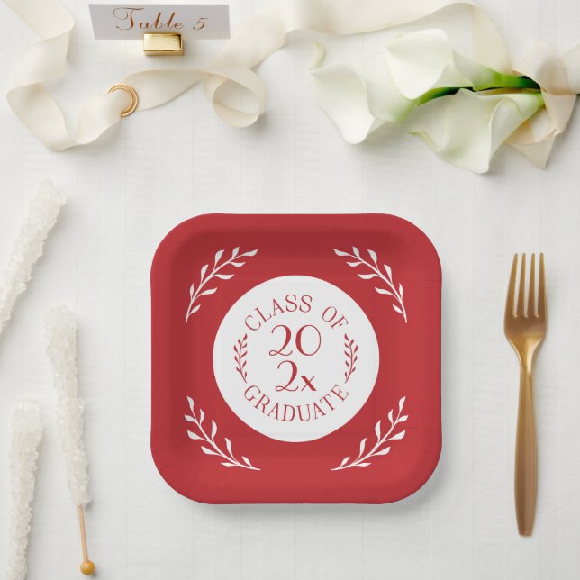 Klasse 2025 Graduate Chic Red White Botanical Pappteller (Hochzeit)