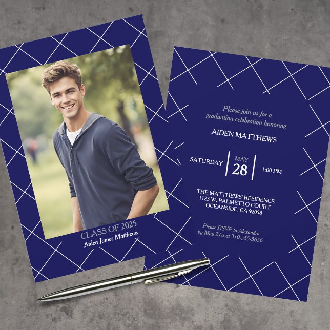 Klasse 2025 Klassischer Navy Blue Foto Abschluss Einladung (A classic yet modern invitation to celebrate and honor your graduate.)