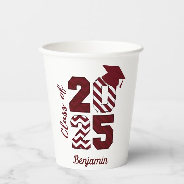 Klasse der Burgundy- und White Graduation Cap 2025 Pappbecher (Vorderseite)