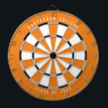 Klasse der personalisierten Uni von 20XX | Orange Dartscheibe<br><div class="desc">Passen Sie das mit Ihrem eigenen Text und Ihren eigenen Farben an! Beispiel zeigt den oberen Text "Dartboard Uni" und den unteren Text "Class of 20XX" mit einer orangen, grauen, schwarzen und weißen Farbpalette. Dies ist ein großartiges Geschenk für Schüler der Uni oder ein Abschluss Geschenk für einen neuen Absolvent!...</div>