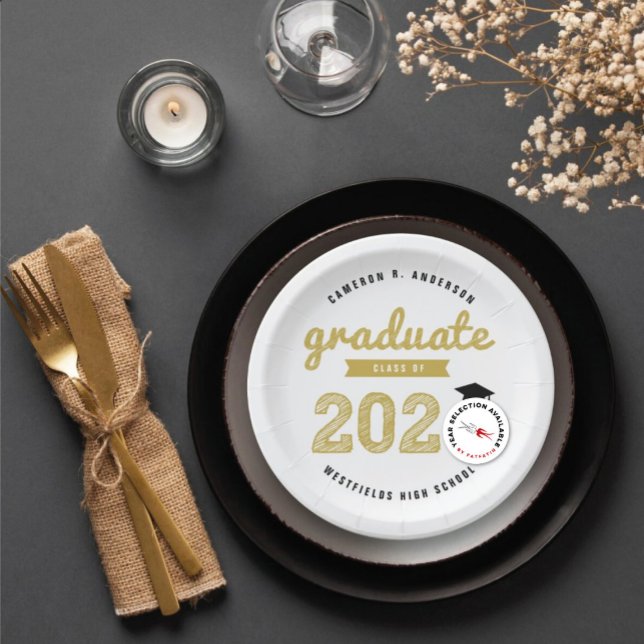 Klasse des Abschlusses Grand Party 2025 Pappteller (Class Of 20YY Gold & Black Sketch Graduate, Graduation Party Paper Plate @ zazzle.com/color_therapy)