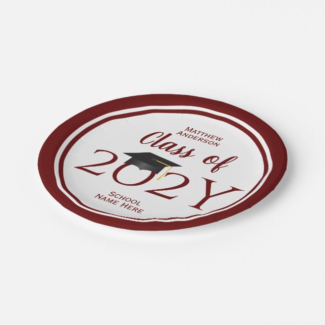 Klasse des Burgundy Red Graduate Abschlusses 2023 Pappteller (Schrägansicht)