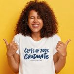 Klasse des modernen Abschlusses der Marine 2025 T-Shirt<br><div class="desc">Feiern Sie Abschluss mit diesem stilvollen T - Shirt, der eine kühne "Klasse der 2025-Absolventen" in Marinebuchy-Typ zusammen mit anpassbarem Text, der Schulname oder etwas Anderes sein kann. Wählen Sie Ihre Schule Farbe Shirt und Rock dieses Shirt stolz. Koordiniert mit der Lea Delaveris Design Bold Graduate Kollektion von Graduate Party...</div>