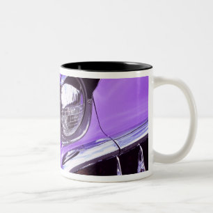 Klassiker: Chevrolet mit brennender Motorhaube Zweifarbige Tasse
