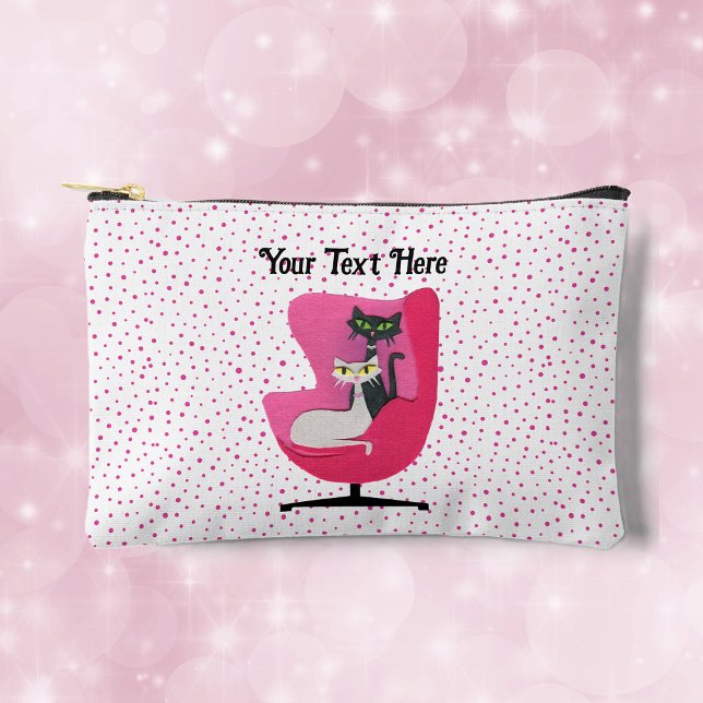 Klassische Atomkatzen DiamantCollars Pink Polka Do Zubehörtasche (Two mid century cats sitting in pink chair on white with pink polka dots make up bag.)