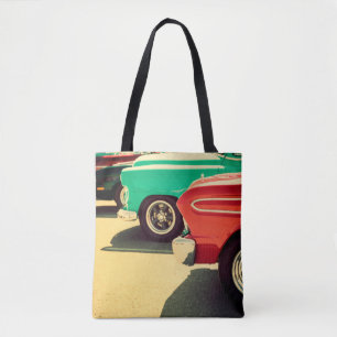 Klassische Autos, geparkt in einem Ruderwagen, Vin Tasche