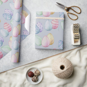 Klassische bemalte Ostereier auf Babyblau Geschenkpapier