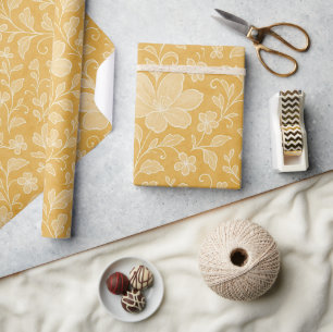 Klassische Blätter Blumenmuster auf Ockergelb Geschenkpapier