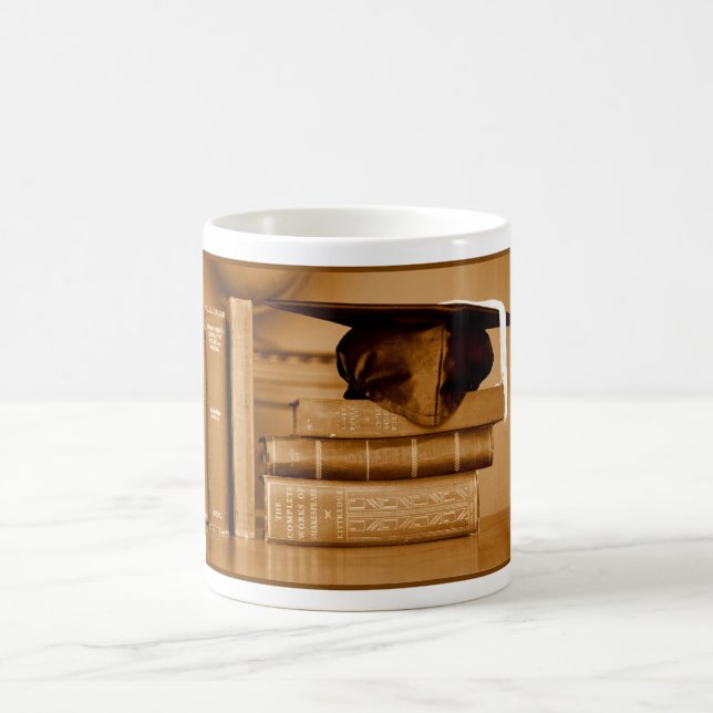 Klassische Bücher für die Graduate-Tasse Kaffeetasse (Mittel)