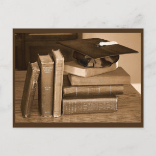 Klassische Bücher mit Abschluss-Hut Postkarte