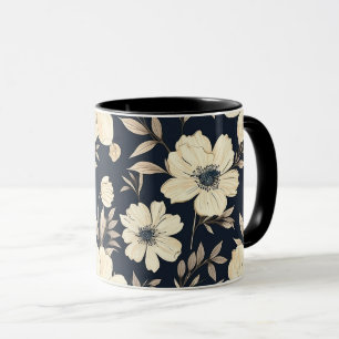Klassische cremefarbene Blumen auf dunkelblauem Hi Tasse