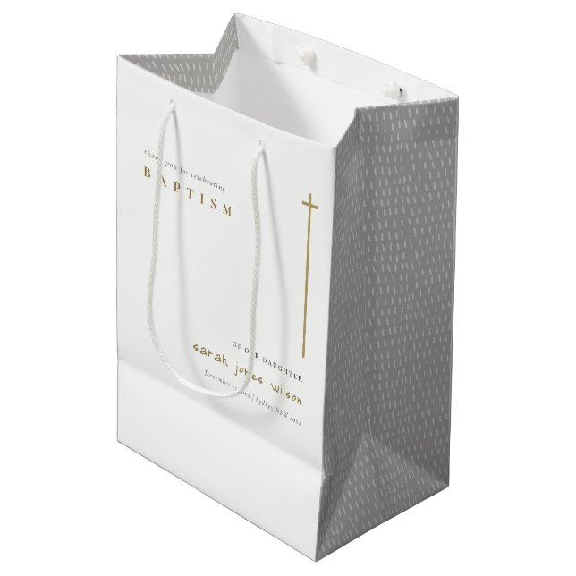 Klassische Elegant Minimal Gold Typografie Taufe Mittlere Geschenktüte (Vorderseite Schrägansicht)