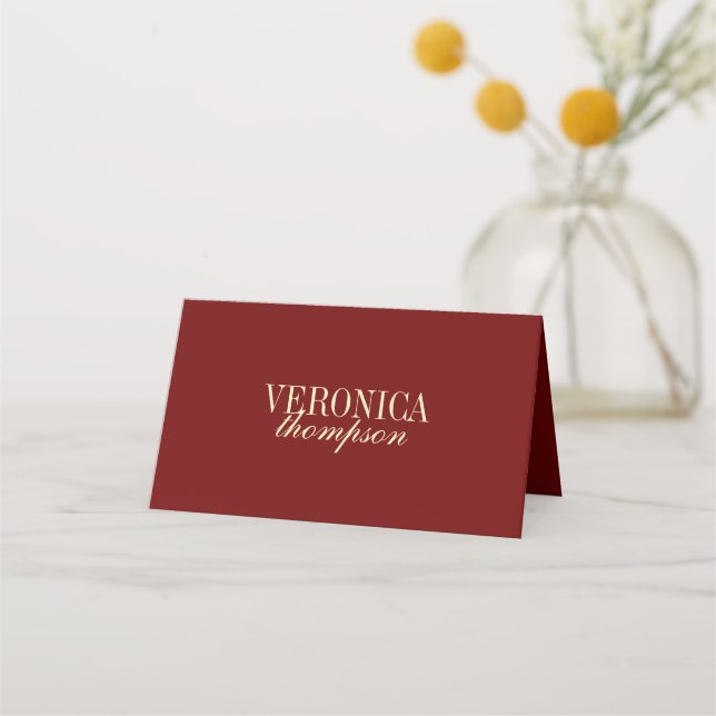 Klassische elegante Skript Weinrote Hochzeit Platzkarte (Vorderseite)