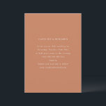 Klassische formelle Kupferbraune minimalistische H Einladung<br><div class="desc">Diese Hochzeitseinladung enthält eine verfeinerte Serif-Typografie vor einem erdigen kupferbraunen Hintergrund.</div>