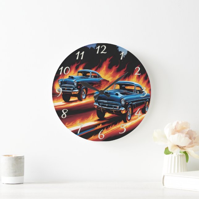 Klassische frisierte Autos, die bei Sonnenuntergan Große Wanduhr (Zuhause)