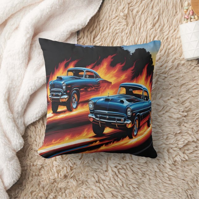 Klassische frisierte Autos, die bei Sonnenuntergan Kissen (Decke)