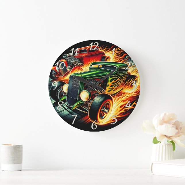 Klassische frisierte Autos, die durch eine feurige Große Wanduhr (Zuhause)