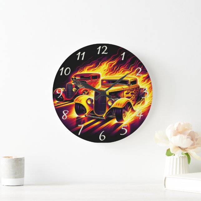 Klassische frisierte Autos, die durch feurige Wege Große Wanduhr (Zuhause)