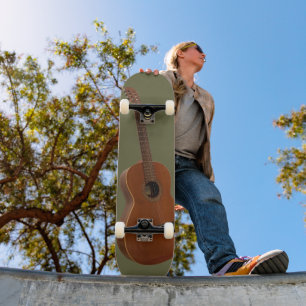 Klassische Gitarrenkunst Print on Olive Green Skateboard