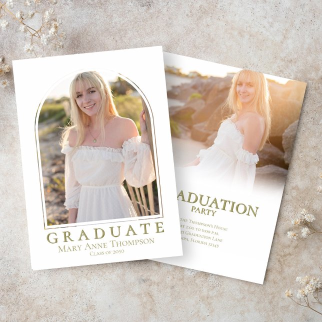 Klassische Gold Foto Arch Graduation Party Einladung (Gold typography photo graduation invitation template. )