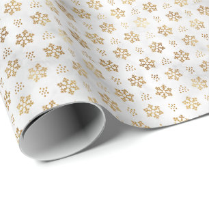 Klassische goldene Schneeflocke auf verschneitem W Geschenkpapier