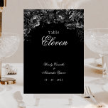 Klassische gotische Black Wedding Tischnummer Card<br><div class="desc">Die zeitlose Faszination unseres klassisch-gotischen Black Wedding Tischnummer Card Designs, in dem Eleganz und Eleganz auf das Ätherische treffen. Eine bezaubernde Touch dunkler Romantik, die mit faszinierenden botanischen Motiven geschmückt ist und schwarze Hintergründe mit üppigen Pionieren und zarten Rose aufweist, die eine stimmungsvolle Eleganz ausstrahlen, die perfekt für Ihren besonderen...</div>