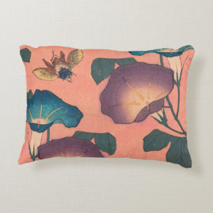 Klassische Hokusai-Kunst der rosa Biene und Blume Dekokissen