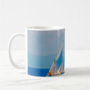 Klassische Holzsegler in einem Rennen, Spetses i Kaffeetasse