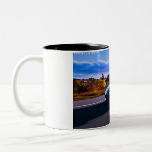 Klassische Kaffeemaschine auf schwarzer Tasse