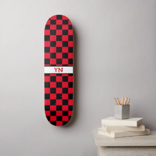 Klassische karierte schwarze und rote Namensinitia Skateboard