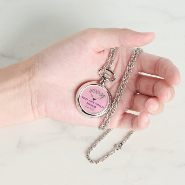 Klassische Mama Geschenk Script Chic Pink Necklace Armbanduhr (Hand)