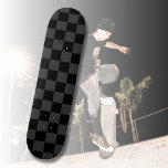 Klassische, moderne Schwarz-Smoky-Schwarz-Schachbr Skateboard<br><div class="desc">Das Black & Smoky Black Checkerboard-Muster ist ein zeitloses, aber zeitgemäßes Design, das Eleganz und Vielseitigkeit ausstrahlt. Mit abwechselnd schwarzen und rauchigen schwarzen Quadraten schafft diese geometrische Komposition einen kühlen, aber subtilen Kontrast und ist somit perfekt für Mode, Innenarchitektur und Accessoires. Die monochrome Ästhetik verleiht sich in klassische und moderne...</div>