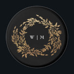 Klassische Mongram Black Wappen Hochzeit Magnet<br><div class="desc">onyx tuxedo schwarz klassisches Monogram Wappen Classic Elegant Wedding ____________________________ ***dieses Design ist Teil einer Kollektion**** Erleben Sie den Charme zeitloser Eleganz mit meiner traditionellen Monogram Wreath Classic und Elegant Wedding Collection. Diese Kollektion besticht durch personalisierte mit Monogramm Designs mit einem aufwändig gewebten Kranz und Rahmen, die das Wesen einer...</div>