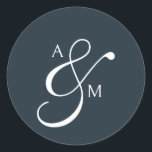 Klassische Monogram Script Ampersand Wedding Cl Runder Aufkleber<br><div class="desc">Fügen Sie Ihrer Hochzeitssuite eine Touch zeitloser Eleganz mit unserem Preppy Luxury Wedding Sticker hinzu. Dieses Design mit Ihren individuellen Monogrammen in einem raffinierten Serif-Schriftart, verbunden mit einem anmutigen Ampersand in klassischer Kalligrafie, ist ein Zeichen für alten Geldcharme und erhöhte Einfachheit. Gerahmt von einer reichen schottischen Tartan-Grenze in Marineblau und...</div>